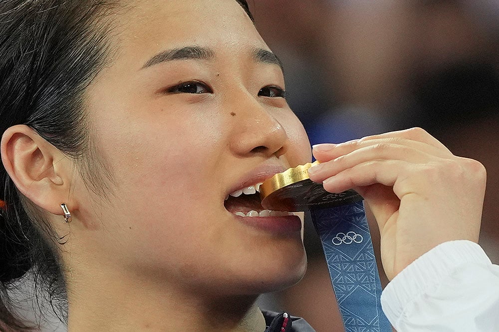 | Photo: AP/Kin Cheung : Badminton Women's singles: South Korea's An Se-young celebrates after wining the gold medal 